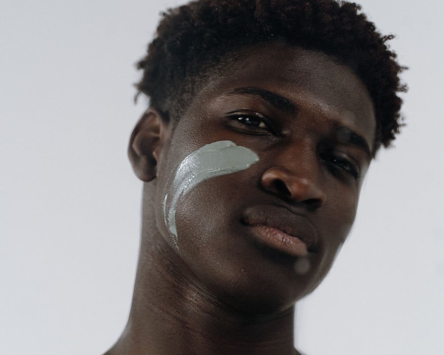Soin du visage sur peau noire avant epilation