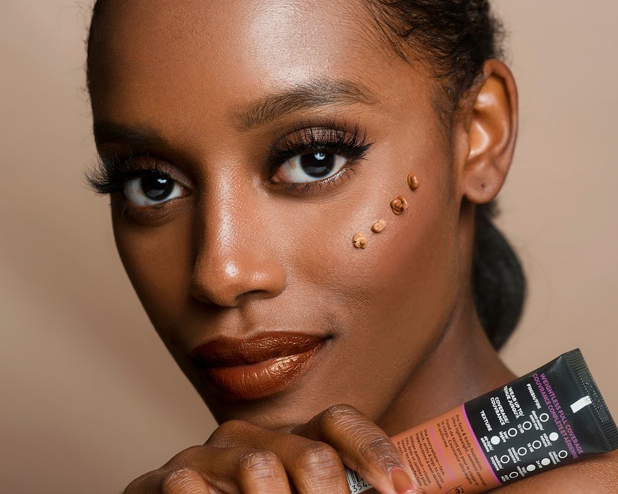 Soin du teint sur peau noire pour un guide de surveillance