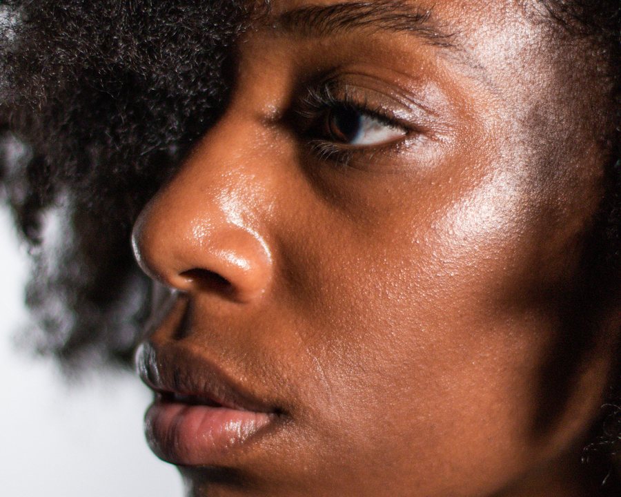 Gros plan de peau noire et marques pigmentaires