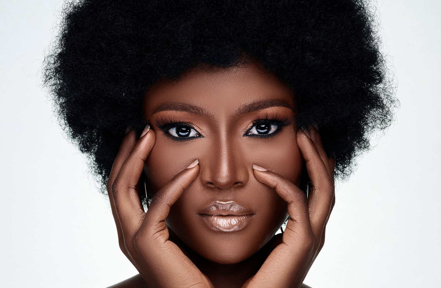 Portrait editorial illustrant les soins des peaux noires