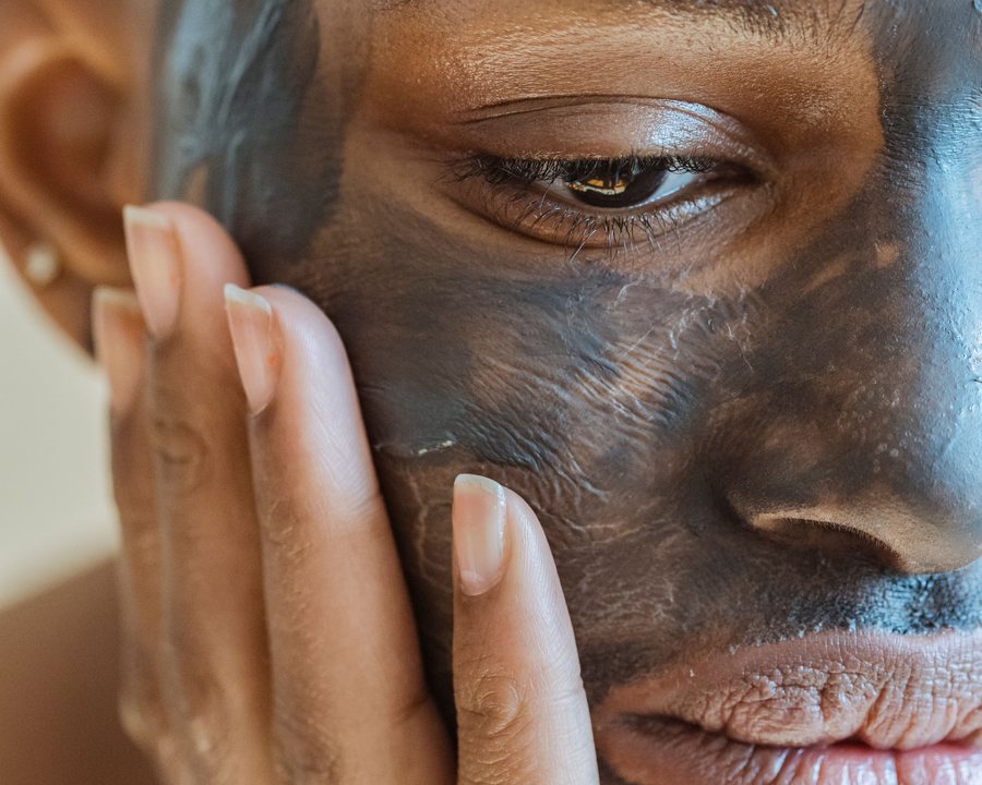Soin masque et texture de peau noire