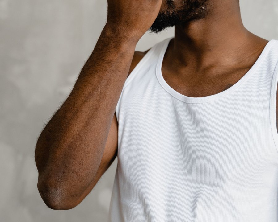 Routine de soin de barbe sur peau noire