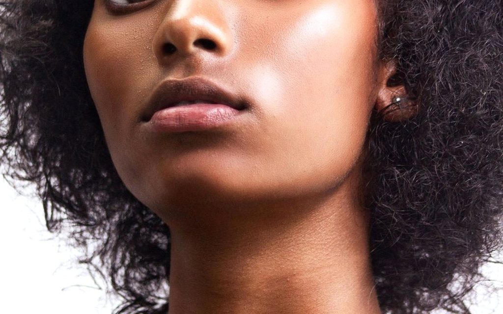 Peau noire grasse et boutons : équilibrer sans assécher