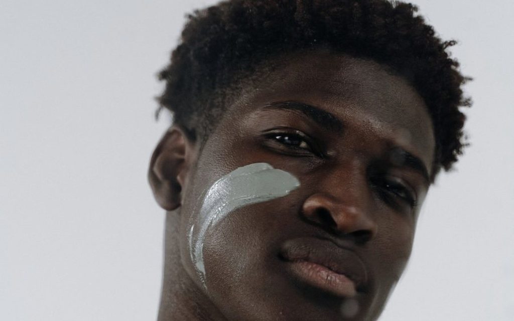 Boutons douloureux sur peau noire : signes à surveiller et gestes prudents