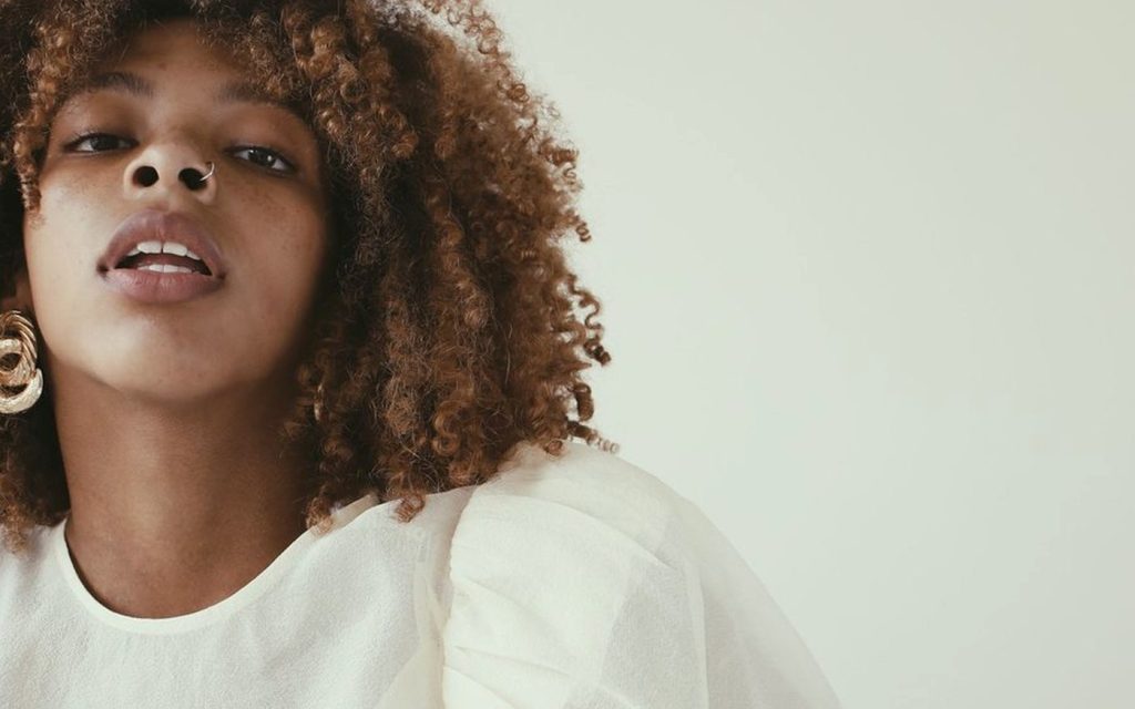 Masque, transpiration et boutons sur peau noire : adapter la routine