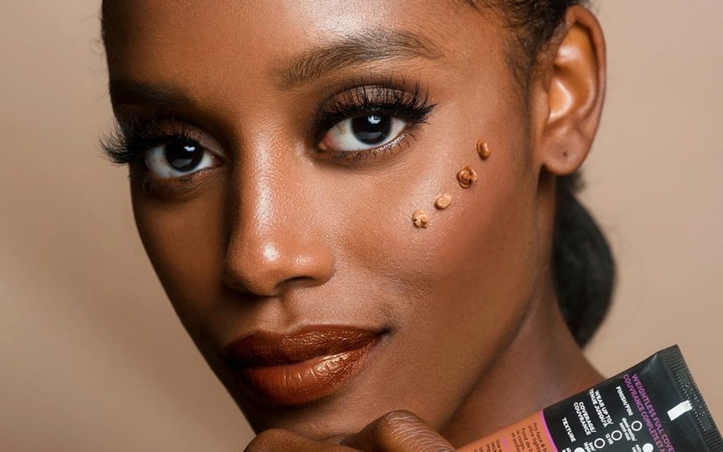 Fond de teint et acné sur peau noire : choisir sans boucher les pores